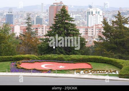 Motivo della Bandiera Turca nella mappa turca al Giardino di Anıtkabir (Mausoleo di Atatürk) - Ankara. Inoltre K. Ataturk Signature e Ankara vista citta' Foto Stock