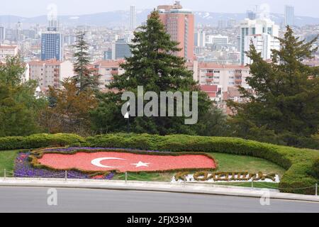 Motivo della Bandiera Turca nella mappa turca al Giardino di Anıtkabir (Mausoleo di Atatürk) - Ankara. Inoltre K. Ataturk Signature e Ankara vista citta' Foto Stock