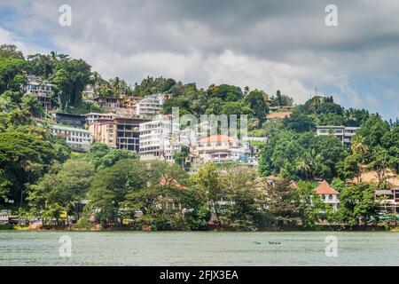 Lago di Bogambara e case sulle piste a Kandy, Sri Lanka Foto Stock