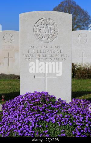 Tomba del poeta di guerra irlandese Francis Edward Ledwidge (1887-1917) al cimitero di Artillery Wood a Boezinge (Ypres), Belgio Foto Stock