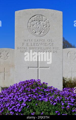 Tomba del poeta di guerra irlandese Francis Edward Ledwidge (1887-1917) al cimitero di Artillery Wood a Boezinge (Ypres), Belgio Foto Stock