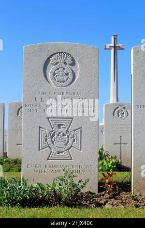 Tomba del caporale destinatario del CV gallese James Llewellyn Davies (1886-1917) al Canada Farm Cemetery a Elverdinge (Ypres), Belgio Foto Stock