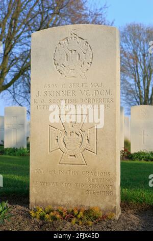 Tomba del vincitore scozzese VC Società Sergente maggiore John Kendrick Skinner (1883-1918) a Vlamertinghe nuovo cimitero militare a Ypres, Belgio Foto Stock