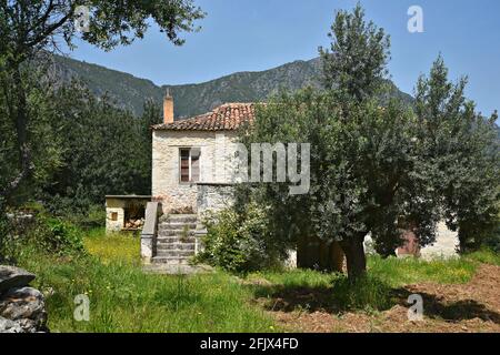 Paesaggio con una casa rurale in pietra a Poulithra, un villaggio tradizionale di Arcadia nel Peloponneso, Grecia. Foto Stock