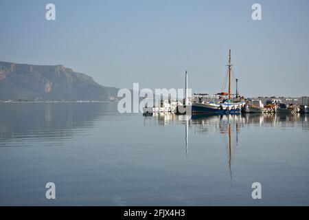 Paesaggio con vista porto e le barche da pesca greche di Poulithra, un villaggio tradizionale in Arcadia Peloponneso, Grecia. Foto Stock