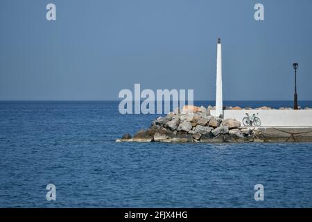 Paesaggio con la vista porto di Poulithra, un villaggio tradizionale in Arcadia Peloponneso, Grecia. Foto Stock