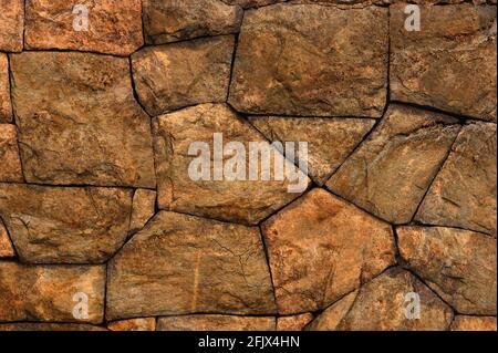 In prossimità di un antico muro di pietra Foto Stock