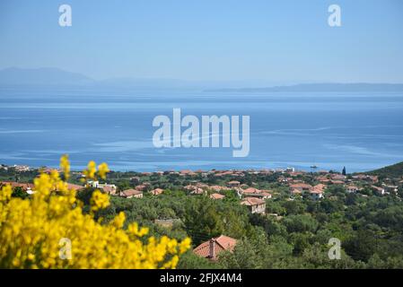 Paesaggio con vista panoramica sul Mar Myrtoico e Poulithra, un villaggio tradizionale di Arcadia nel Peloponneso, Grecia. Foto Stock