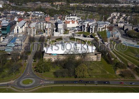 Vista della nostra Terra dinamica e del Parlamento scozzese da Salisbury Crags, Edimburgo, Scozia Foto Stock