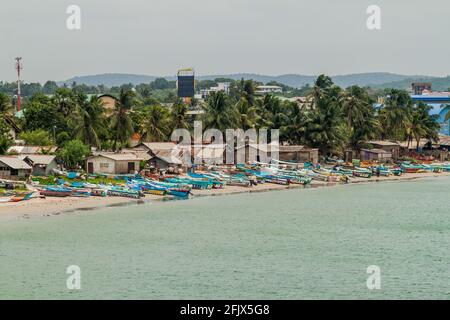 TRINCOMALEE, SRI LANKA - 23 LUGLIO 2016: Barche sulla costa di Trincomalee, Sri Lanka Foto Stock