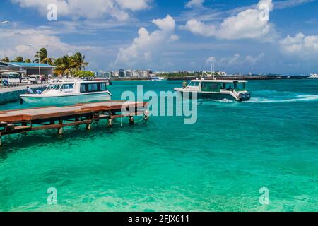 ISOLA DI HULHULE, MALDIVE - 11 LUGLIO 2016: Barche al porto vicino all'aeroporto internazionale Ibrahim Nasir a Male, Maldive. Foto Stock