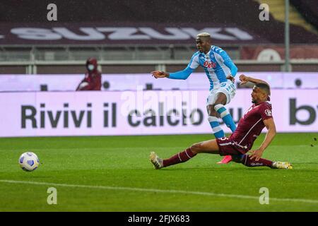 Victor Osimhen del SSC Napoli e Gleison Bremer di Torino FC durante la Serie UNA partita di calcio tra il Torino FC E SSC Napoli all'Olympic Grande Tori Foto Stock