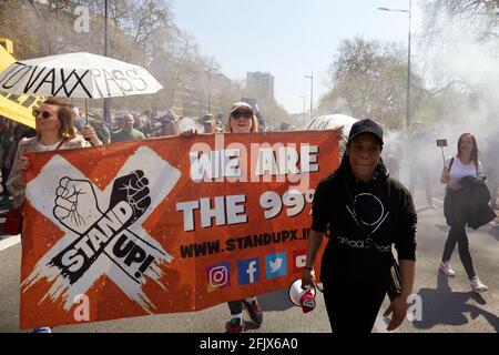 Londra, UK - 24 Apr 2021: I manifestanti marciano nel centro di Londra chiedendo la revoca di tutte le restrizioni del coronavirus. Foto Stock