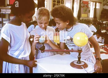 Bambini diversi in classe scientifica Foto Stock