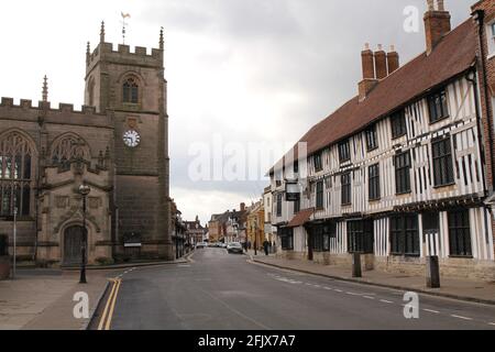 Chapel Street, con la Cappella della Gilda e il Falcon, Indigo Hotel, un edificio bianco e nero a graticcio. Stratford Upon Avon, Warwickshire, Regno Unito. Foto Stock