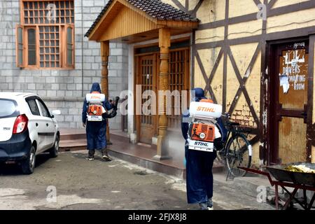 Srinagar, Jammu e kashmir India 07 agosto 2020. Uomini coraggiosi covidi eroi sanitizzanti città srinagar. Indossare i kit e adottare misure di sicurezza sono in sop d Foto Stock