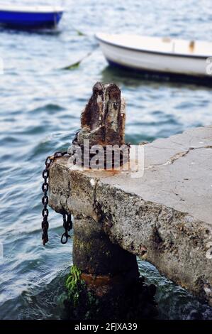 catena per il collegamento di imbarcazioni su mini-ponte catena per il collegamento barche Foto Stock