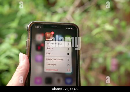 Kuala Lumpur, Malesia - Apr 15, 2021: Youversion l'app bible su iphone. Offre un'esperienza biblica gratuita. Foto Stock