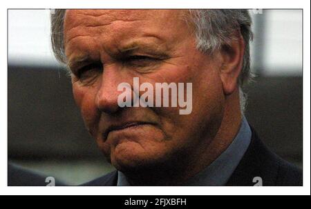 Servizio commemorativo per Brian Moore alla chiesa di St Giles a Farnborough, Kent. Ron Atkinsonpic David Sandison 10/9/2001 Foto Stock