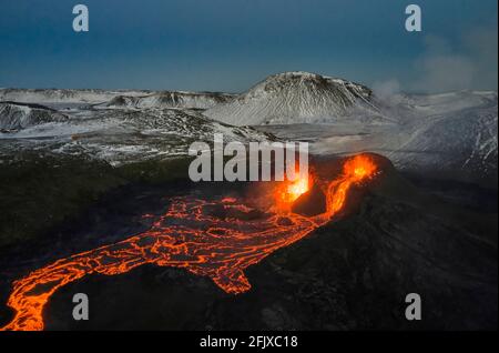 Vulcano in eruzione con lava arancione calda Foto Stock