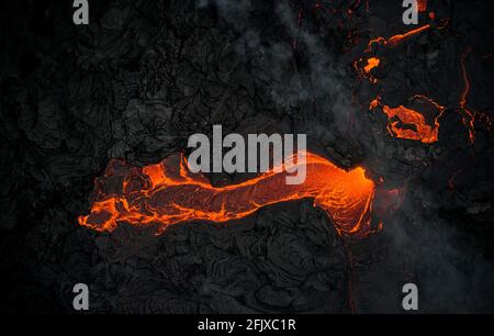 Terreno vulcanico con lava arancione calda Foto Stock