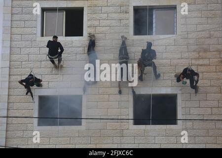 Gaza, la striscia di Gaza, la Palestina. 26 Apr 2021. Gli agenti di polizia palestinesi partecipano alla cerimonia di laurea nella città di Gaza. Credit: Mahmoud Khattab/Quds Net News/ZUMA Wire/Alamy Live News Foto Stock