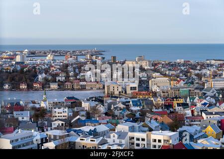 Vista sul centro di Reykjavik in una soleggiata giornata invernale. Foto Stock