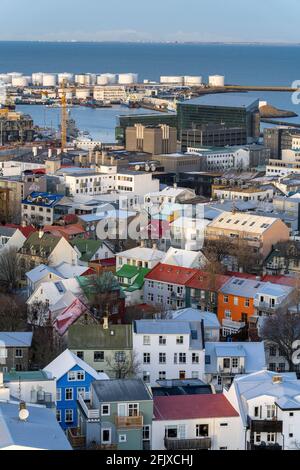 Vista sul quartiere residenziale di Reykjavik nel centro della città Foto Stock