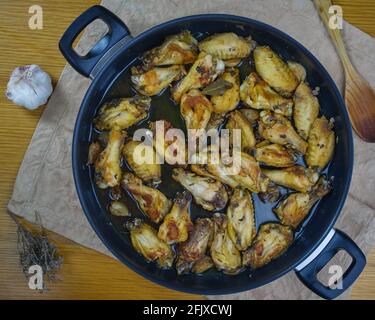 Ali di pollo all'aglio (Pollo al ajillo). Deliziosa Tapa d Foto Stock