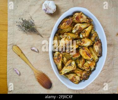 Ali di pollo all'aglio (Pollo al ajillo). Deliziosa Tapa d Foto Stock