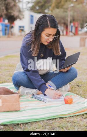 Giovane studentessa universitaria nel parco. Foto Stock