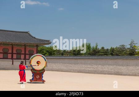 Cerimonia del cambio delle guardie al Palazzo Gyeongbok di Seoul Foto Stock