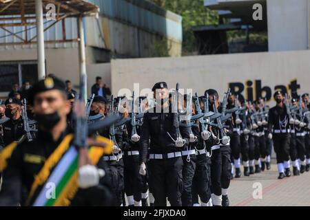 Gaza, la striscia di Gaza, la Palestina. 26 Apr 2021. Gli agenti di polizia palestinesi partecipano alla cerimonia di laurea nella città di Gaza. Credit: Mahmoud Khattab/Quds Net News/ZUMA Wire/Alamy Live News Foto Stock