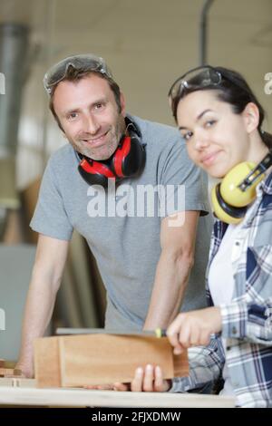 squadra di lavoratori del legno che posano Foto Stock