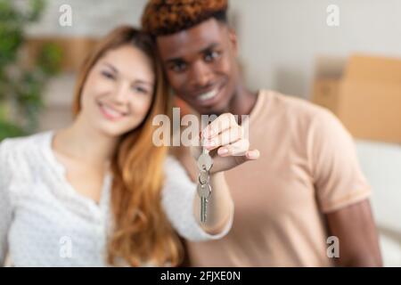 la famiglia eccitata mostra le chiavi della fotocamera Foto Stock