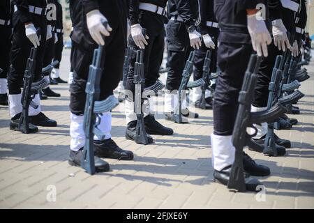 Gaza, la striscia di Gaza, la Palestina. 26 Apr 2021. Gli agenti di polizia palestinesi partecipano alla cerimonia di laurea nella città di Gaza. Credit: Mahmoud Khattab/Quds Net News/ZUMA Wire/Alamy Live News Foto Stock