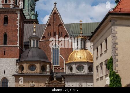 Castello reale di Wawel sulle rive della Vistola a Cracovia, Polonia. Foto Stock