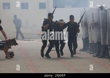 Gaza, la striscia di Gaza, la Palestina. 26 Apr 2021. Gli agenti di polizia palestinesi partecipano alla cerimonia di laurea nella città di Gaza. Credit: Mahmoud Khattab/Quds Net News/ZUMA Wire/Alamy Live News Foto Stock