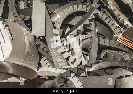 Rifiuti di metallo, piastre di riciclo del ferro, rifiuti industriali di acciaio per pile, primo piano dei rifiuti. Foto Stock