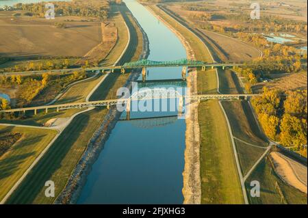 Vista aerea del vecchio ponte della US Route 66 su una catena di canali rocciosi, Pontoon Beach, Illinois, USA Foto Stock