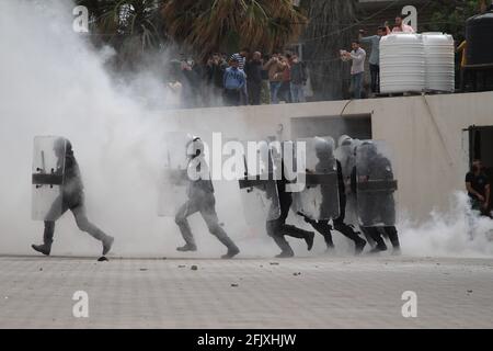 Gaza. 26 Apr 2021. I membri delle forze di sicurezza palestinesi di Hamas mostrano le loro abilità durante una cerimonia di laurea di polizia a Gaza, il 26 aprile 2021. Credit: Rizek Abdeljawad/Xinhua/Alamy Live News Foto Stock