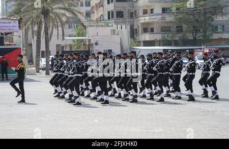 Gaza. 26 Apr 2021. I membri delle forze di sicurezza palestinesi di Hamas prendono parte ad una cerimonia di laurea di polizia a Gaza, il 26 aprile 2021. Credit: Rizek Abdeljawad/Xinhua/Alamy Live News Foto Stock