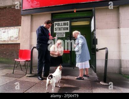 LE ELEZIONI GENERALI GIUGNO 2001VOTERS IN ARRIVO A UNA STAZIONE DI POLLING NELLA CIRCOSCRIZIONE DI VAUXHALL BOROUGH DI LONDRA Foto Stock