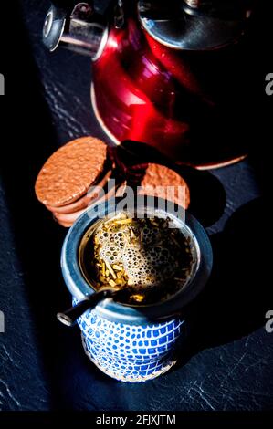 Mate, pava e alfajores al cioccolato (bevanda argentina tradizionale). Foto Stock