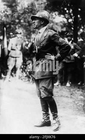 1917 , Veliki , Fiume , Istria : il più celebre poeta, scrittore e politico italiano GABRIELE D'ANNUNZIO ( 1863 - 1938 ) in un colloquio militare uniforme 'Fante' con truppe Ardisti . - PRIMA GUERRA MONDIALE - PRIMA GUERRA MONDIALE - POETA - POETA - POESIA - POESIA - SCRITTORE - LETTERATURA - LETTERATURA - PLAYBOY - LATIN LOVER - POLITICO - POLITICA - LETTERATO - DANNUNZIO - D' ANNUNZIO - COLLETTO - COLLETTO - CRAVATTA - RITRATTO - ritratto - fermacravatta - spilla - pin - baffi - baffi - barba - barba - avventuriero - MILITARE - uniforme divisa -stivali - stivali - pugnale - gladio - h Foto Stock