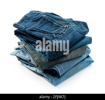 Un paio di jeans blu in vari colori, piegati e accatastati su uno sfondo bianco Foto Stock