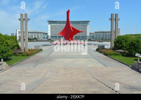 Grande scultura d'arte moderna rossa di fronte agli uffici dell'edificio governativo del popolo Jiaxing. Foto Stock