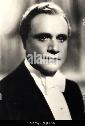 Anni '30, ITALIA : il celebre cantante italiano dell'Opera BENIAMINO GIGLI ( 1890 - 1957 ) - MUSICA - MUSICA LIRICA - classica - cantante lirico - ritratto - collare - colletto - Smoking - cravatta - papillon - cravatta - cravatta - cravatta - archivio GBB Foto Stock