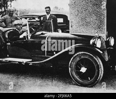 1928 ca., ITALIA : IL dittatore fascista italiano BENITO MUSSOLINI riceve un'auto come regalo dagli operai DELL'ALFA ROMEO - seconda guerra mondiale - seconda guerra mondiale - seconda guerra mondiale - SECONDA guerra mondiale - SECONDA guerra mondiale - SECONDA guerra mondiale - FASCISTA - FASCISTA - FASCISMO - FASCISMO - automobile - automilismo - cappello -- -- Archivio GBB Foto Stock