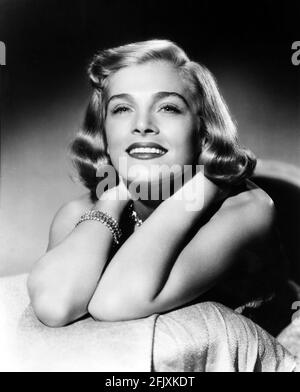 1940's , USA: L'attrice del film LIZABETH SCOTT ( 1922 - 2015 ) - CINEMA - ritratto - sorriso - sorriso - bracciale - bracciale - bracciale - gioiello - gioielli - gioielli - capelli biondi - bionda - capelli biondi --- Archivio GBB Foto Stock